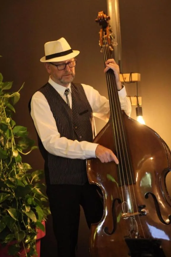 Le contrebassiste de Balance ton Swing