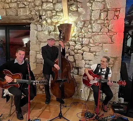 Balance ton Swing en trio devant un mur en pierre