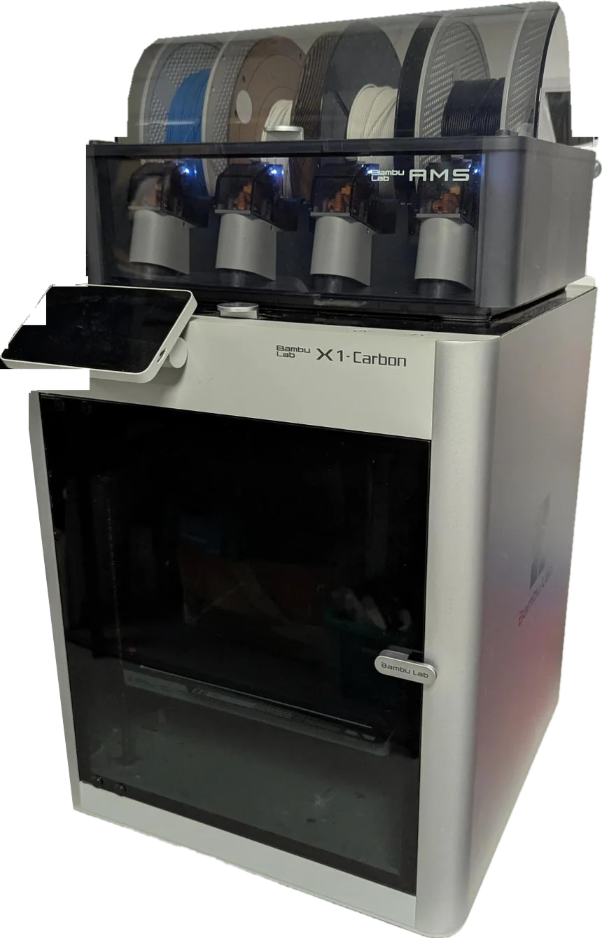 L’imprimante 3D Bambu Lab X1-Carbon de l’association, avec son module AMS à quatre bobines