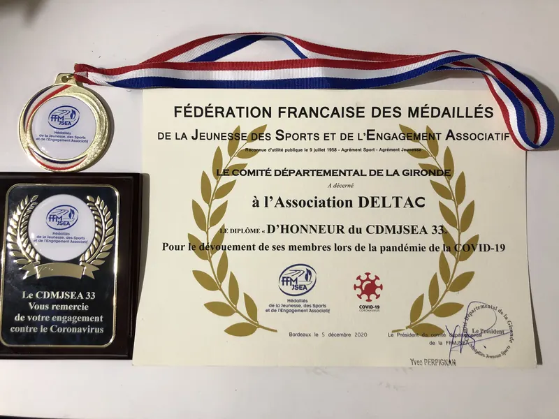 Diplôme et médaille d’honneur remis à l’association DeltaC par la Fédération française des médaillés de la jeunesse, des sports et de l’engagement associatif