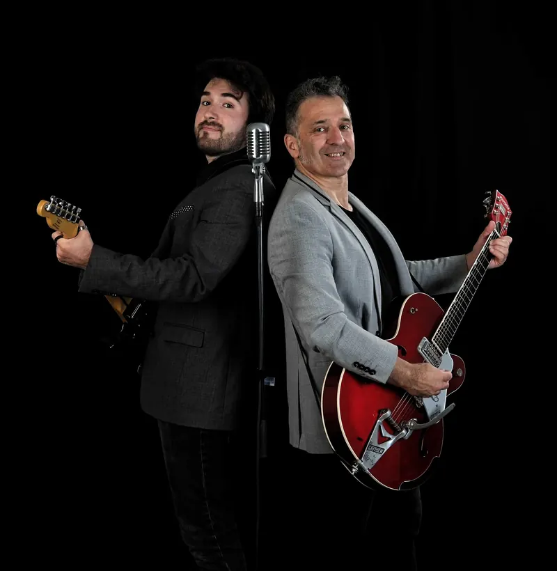 Deux guitaristes de Mother Cover en studio