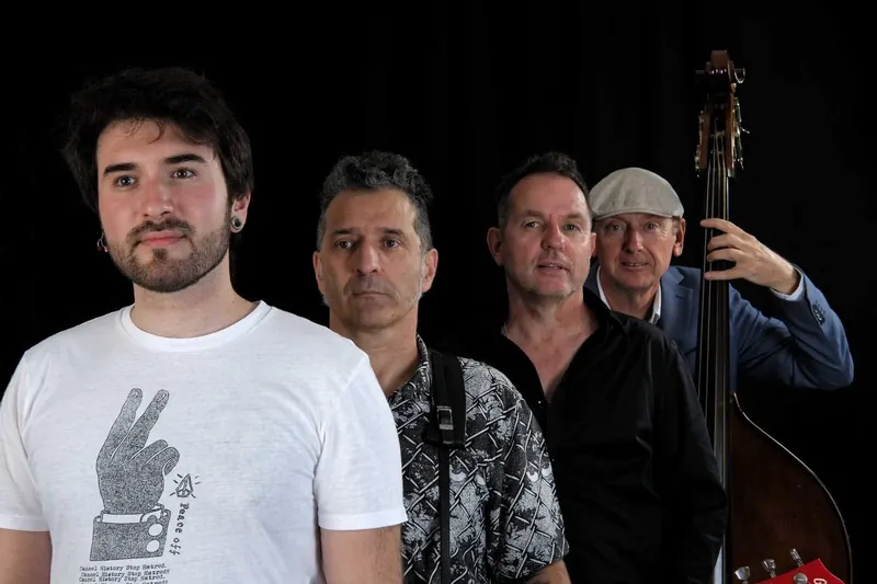 Mother Cover, quatre musiciens sur fond noir