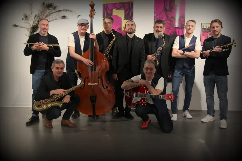 Les musiciens de Mother Cover en formation orchestre, avec cuivres et contrebasse